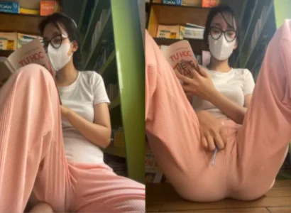 Cô gái vừa đọc sách vừa nhét đồ chơi tình dục vào lồn
