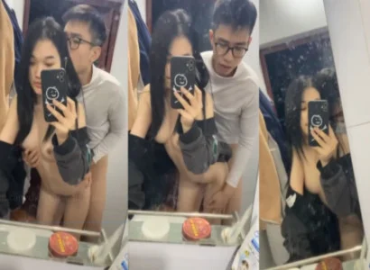 Cặp sinh viên trẻ đang làm tình với nhau trước gương