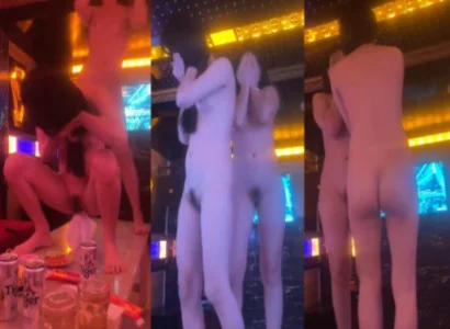 Người mẫu khoe thân và múa thoát y cực loạn tại quán hát